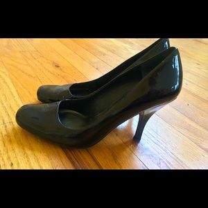 Black shiny pumps 8M